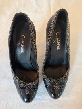 CHANEL Black Leather Patent Cap Toe Chain Trim Pumps Heels Size 40